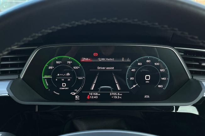 AUDI e-tron Photo 15
