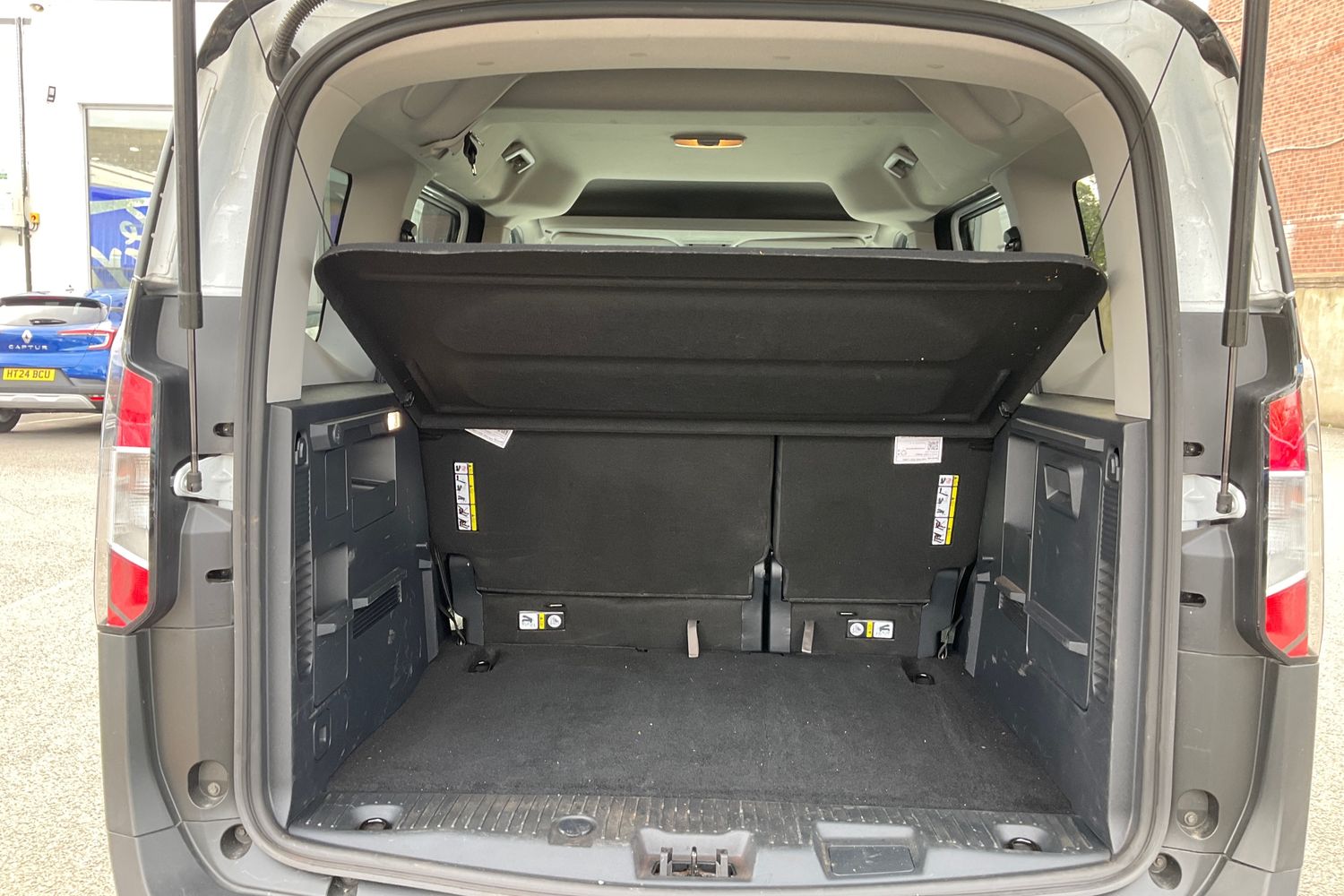 Ford E-Tourneo Courier Photo 20