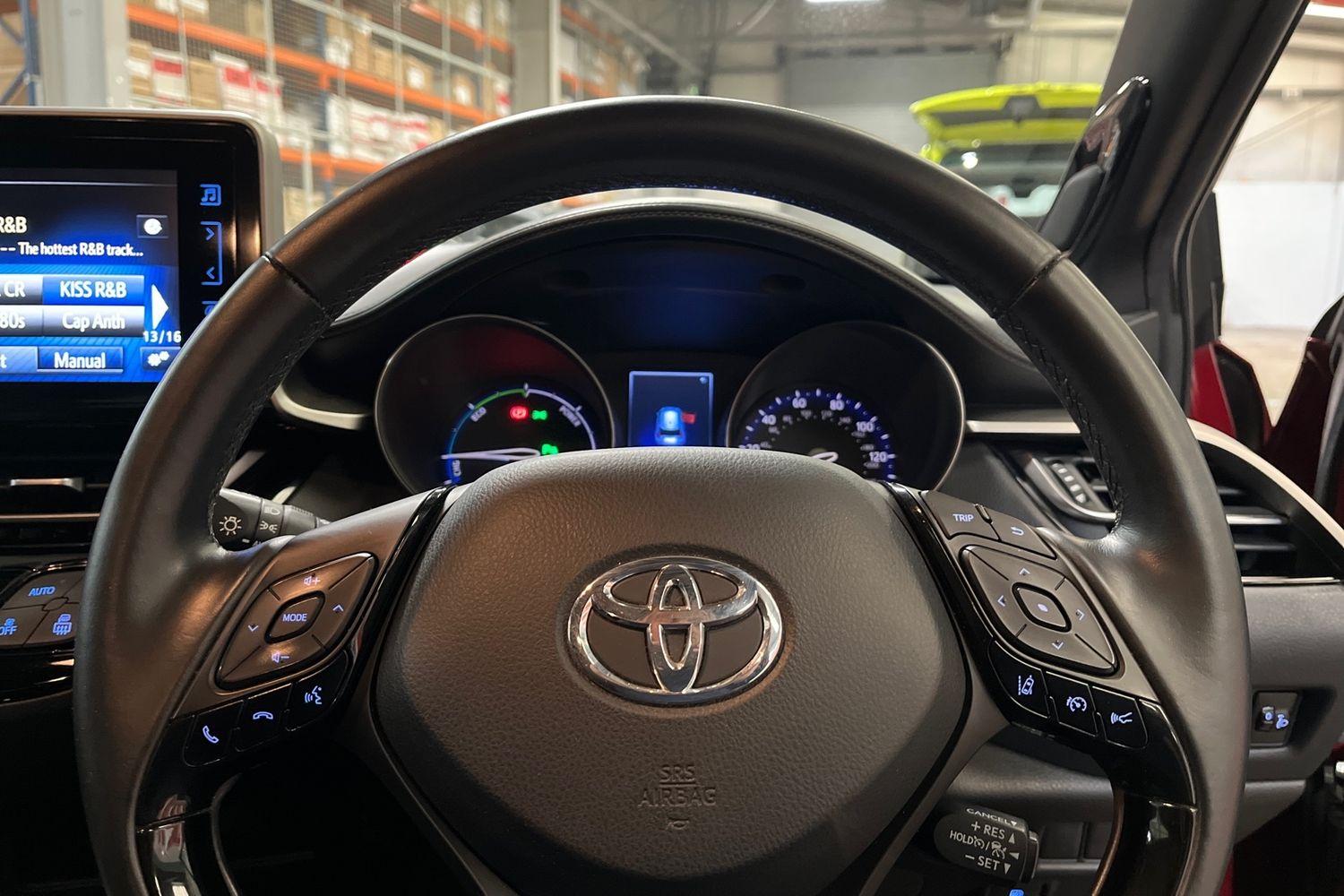 Toyota C-HR Photo 11
