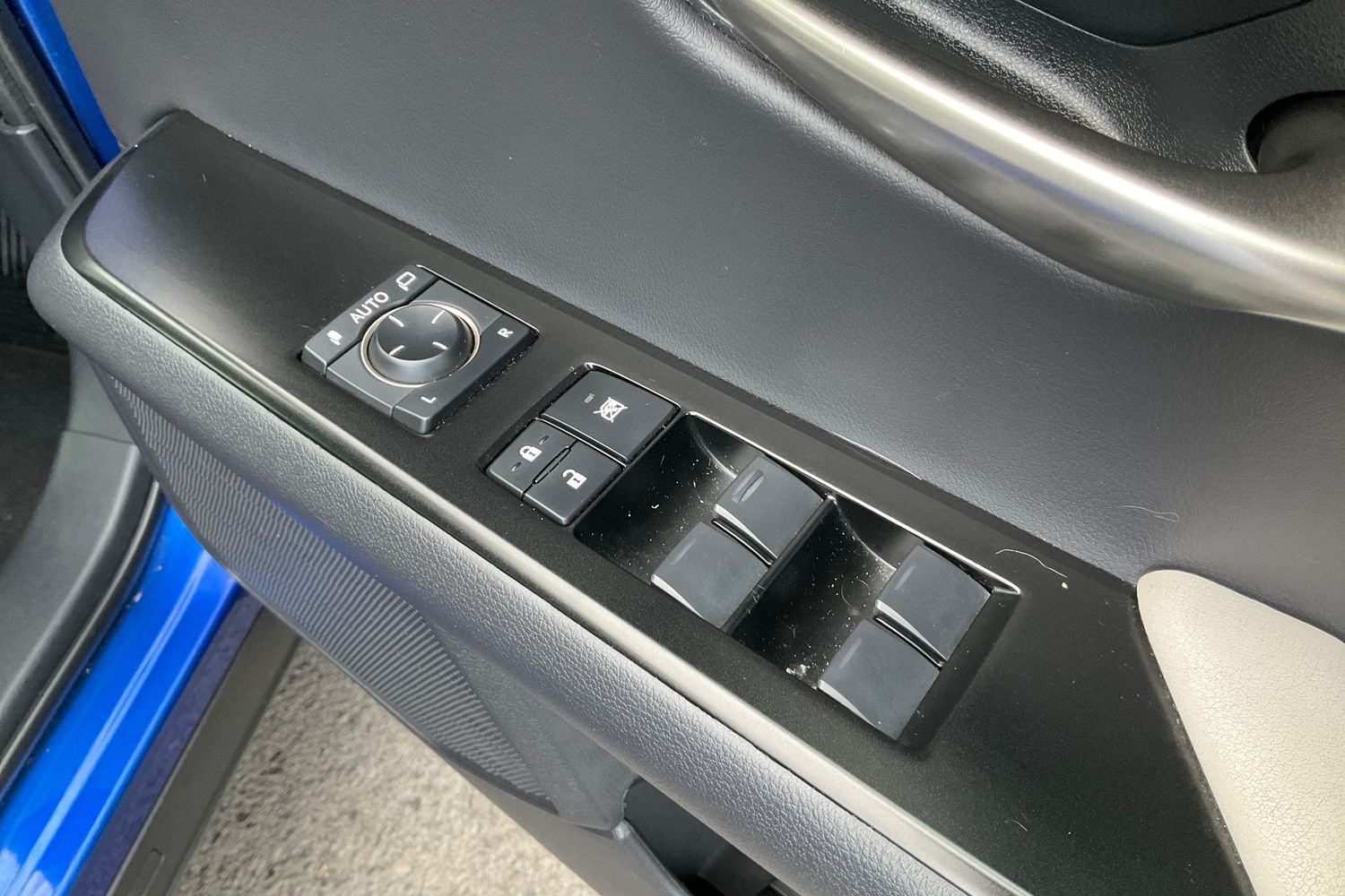 Lexus UX Photo 15