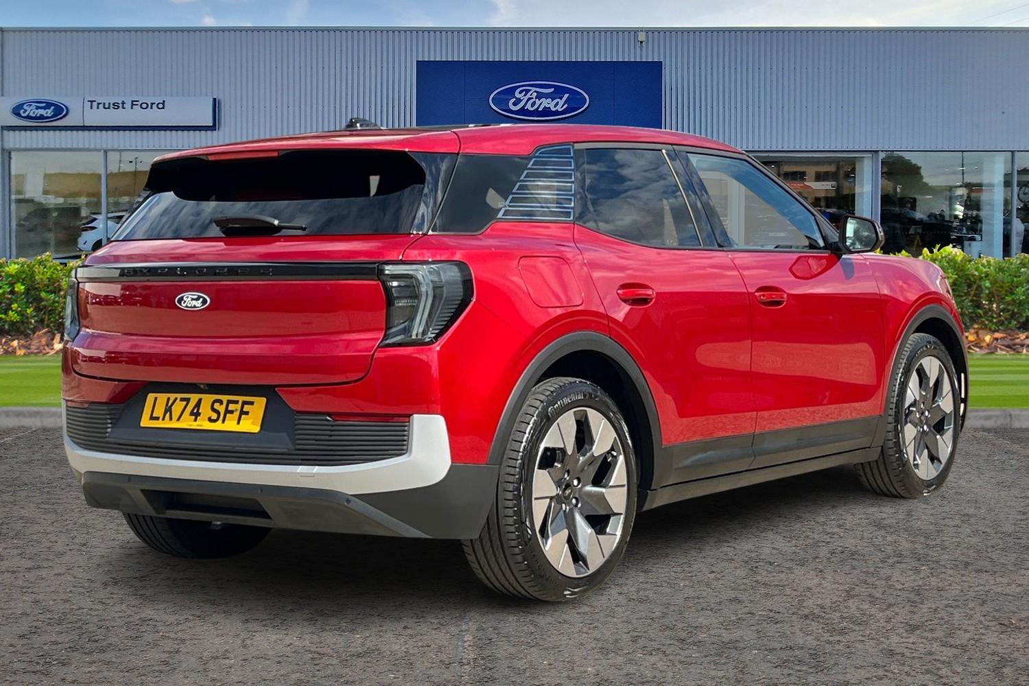 Ford Explorer Photo 3