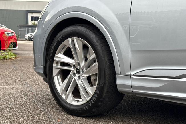 AUDI Q7 Photo 23