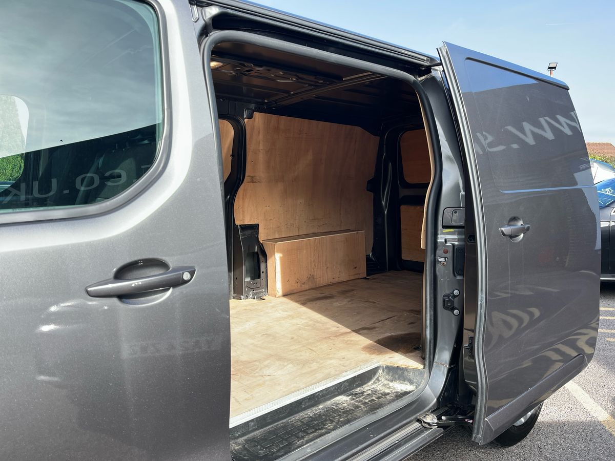 Vauxhall Vivaro Photo 23
