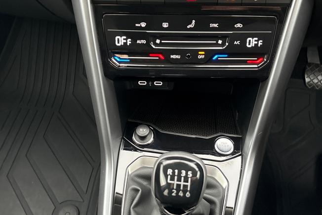 VOLKSWAGEN T-Roc Photo 24