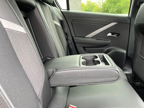 Vauxhall Astra Photo autoimg-e49893ea0588f7587e0b6c591664427cfb851701.jpg