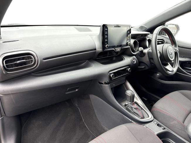 TOYOTA Yaris Photo 2