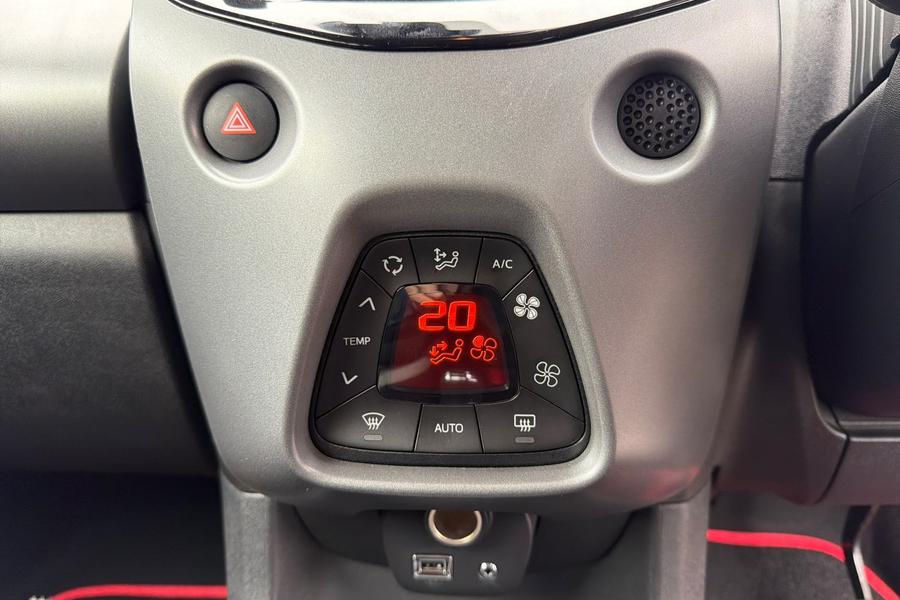 Toyota AYGO Photo autoimg-e4cee630cb8ef3f1250fe029baedca9832087a27.jpg