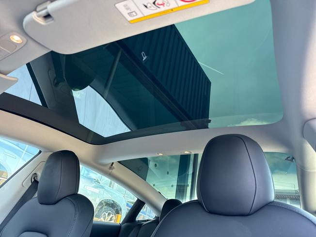 TESLA Model 3 Photo 45