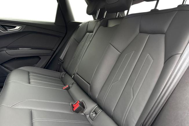 AUDI Q4 e-tron Photo 9