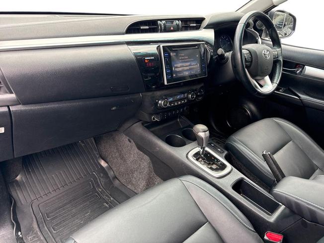 TOYOTA Hilux Photo 2