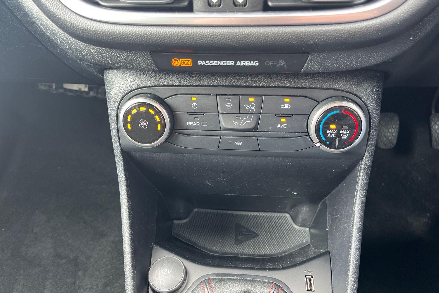 Ford FIESTA Photo 32
