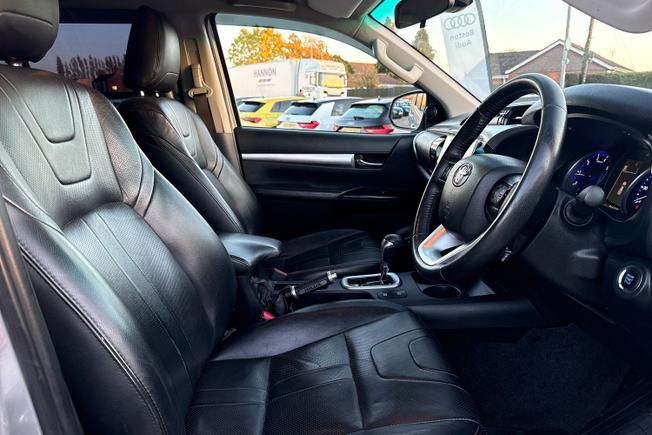 TOYOTA Hilux Photo 43