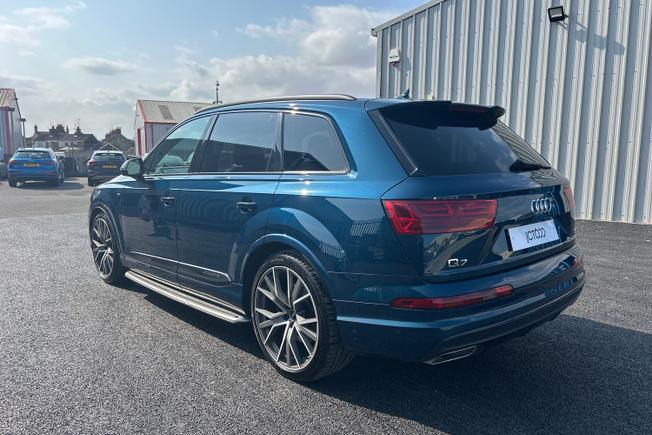 AUDI Q7 Photo 23