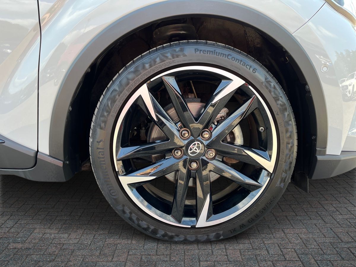 Toyota C-HR Photo 8