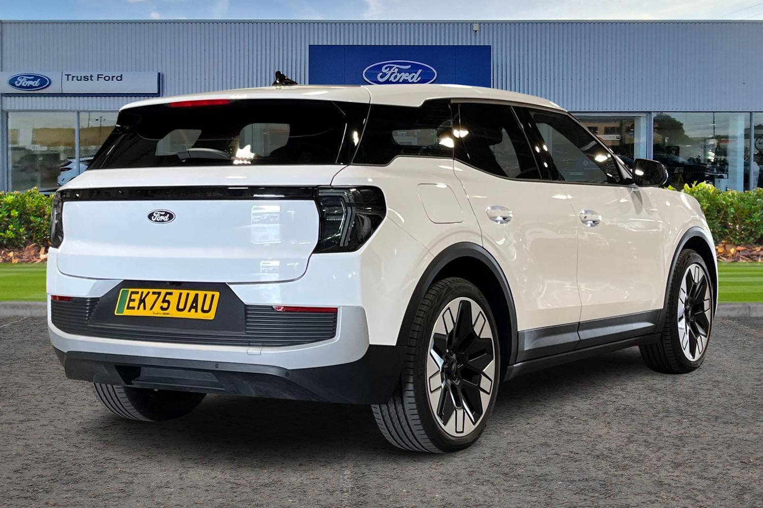 Ford Explorer Photo 3