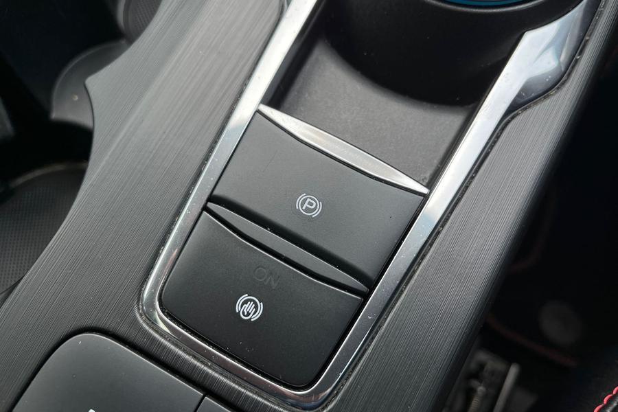 Ford Kuga Photo autoimg-e5a94d938cf4959a08e1726393c275f71036e720.jpg