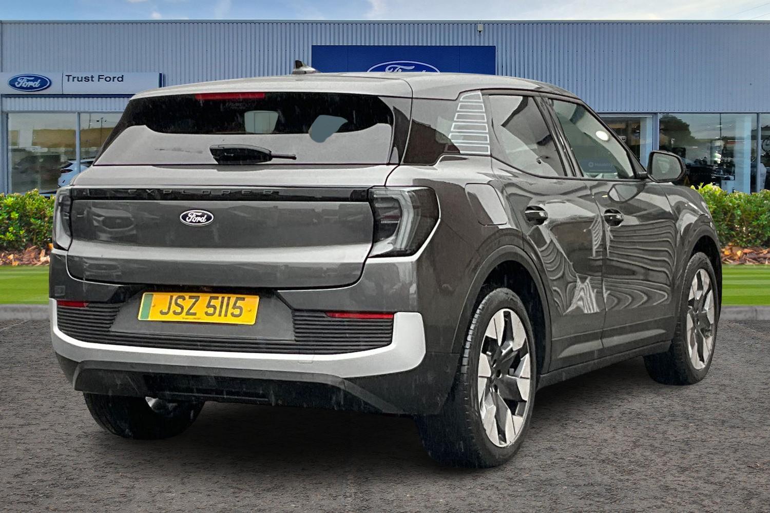 Ford Explorer Photo 3