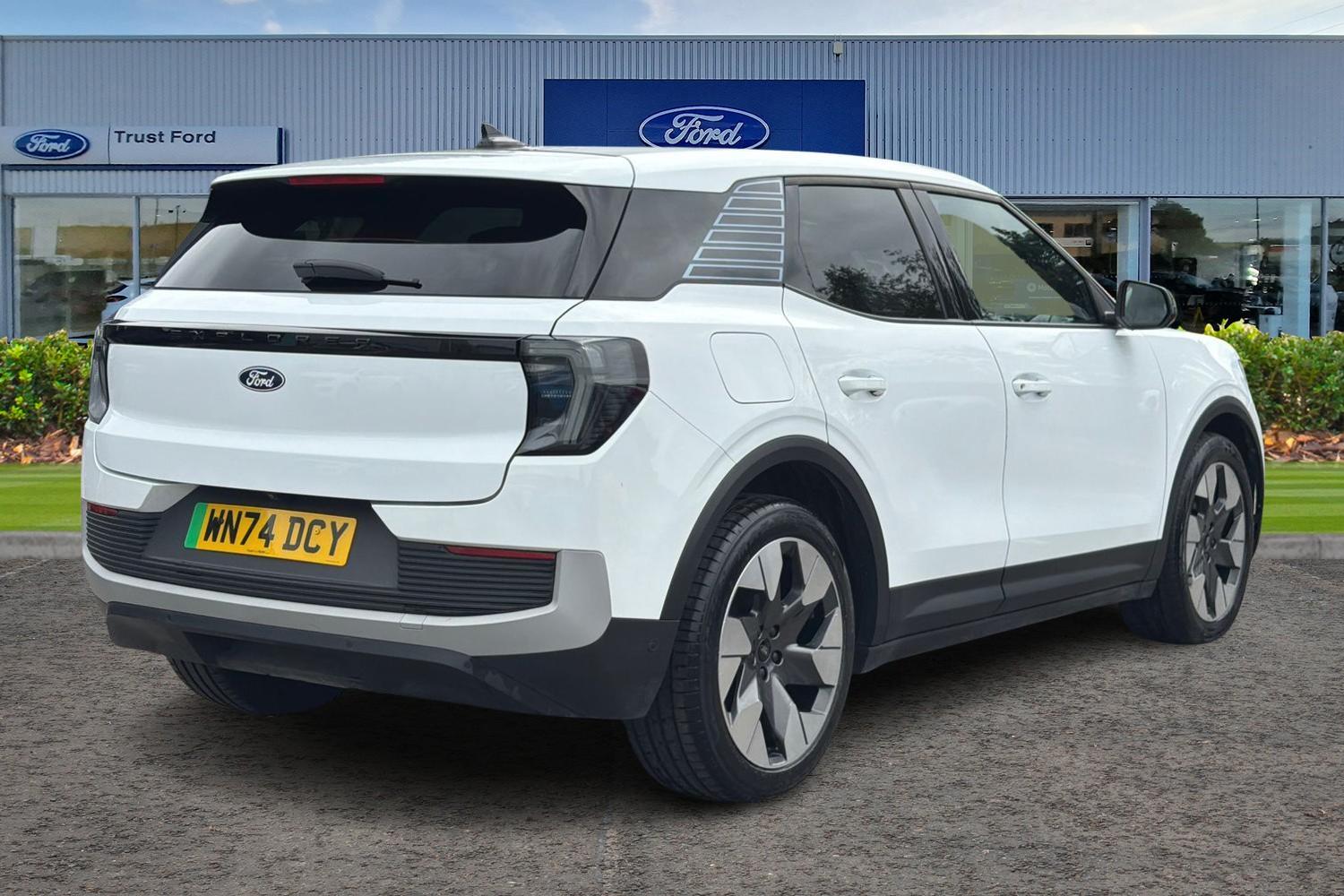 Ford Explorer Photo 3