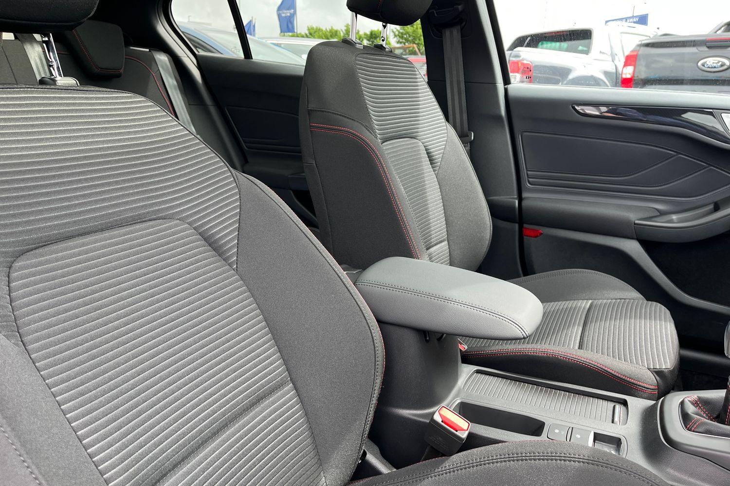 Ford FOCUS Photo 16