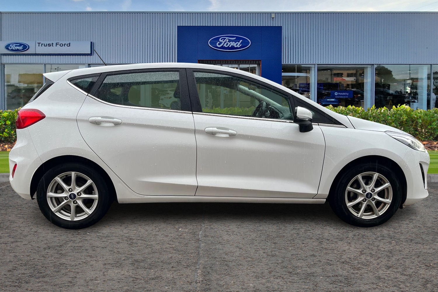Ford FIESTA Photo 2