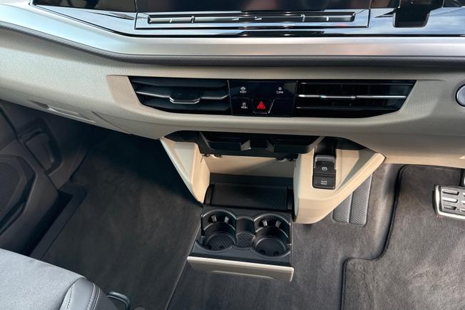 VOLKSWAGEN Multivan Photo 28