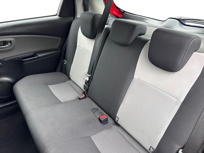 TOYOTA Yaris Photo 9