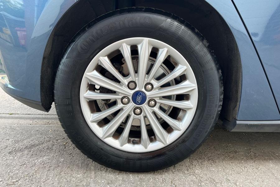 Ford FOCUS Photo autoimg-e64d893c00a7790f62e397fc126baa7713289f58.jpg