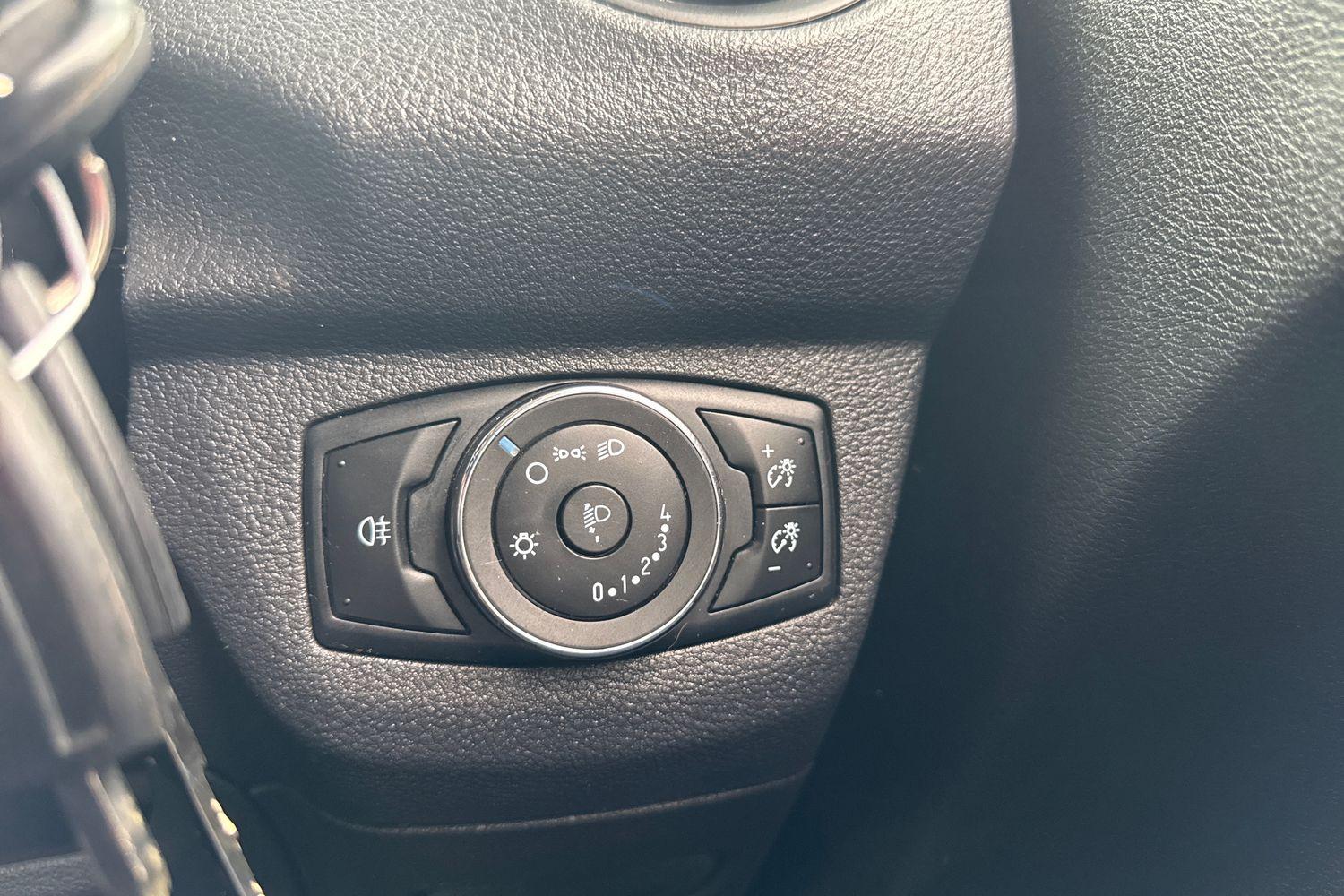 Ford TRANSIT COURIER Photo 21