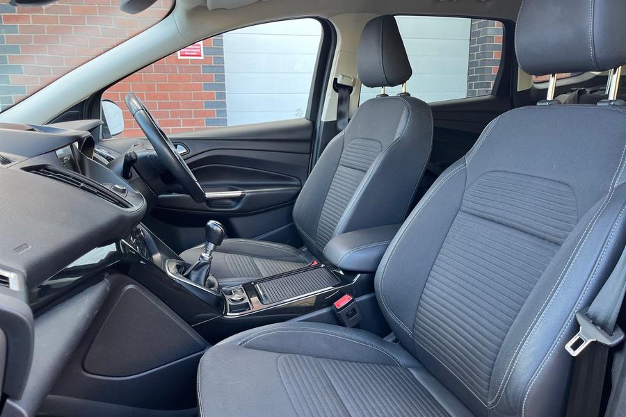Ford KUGA Photo autoimg-e66319e60d544be3bf5360db6874f412b36b900b.jpg