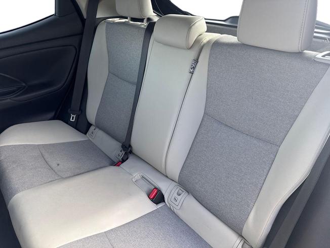 TOYOTA Yaris Photo 9