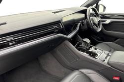 VOLKSWAGEN Touareg Photo 2