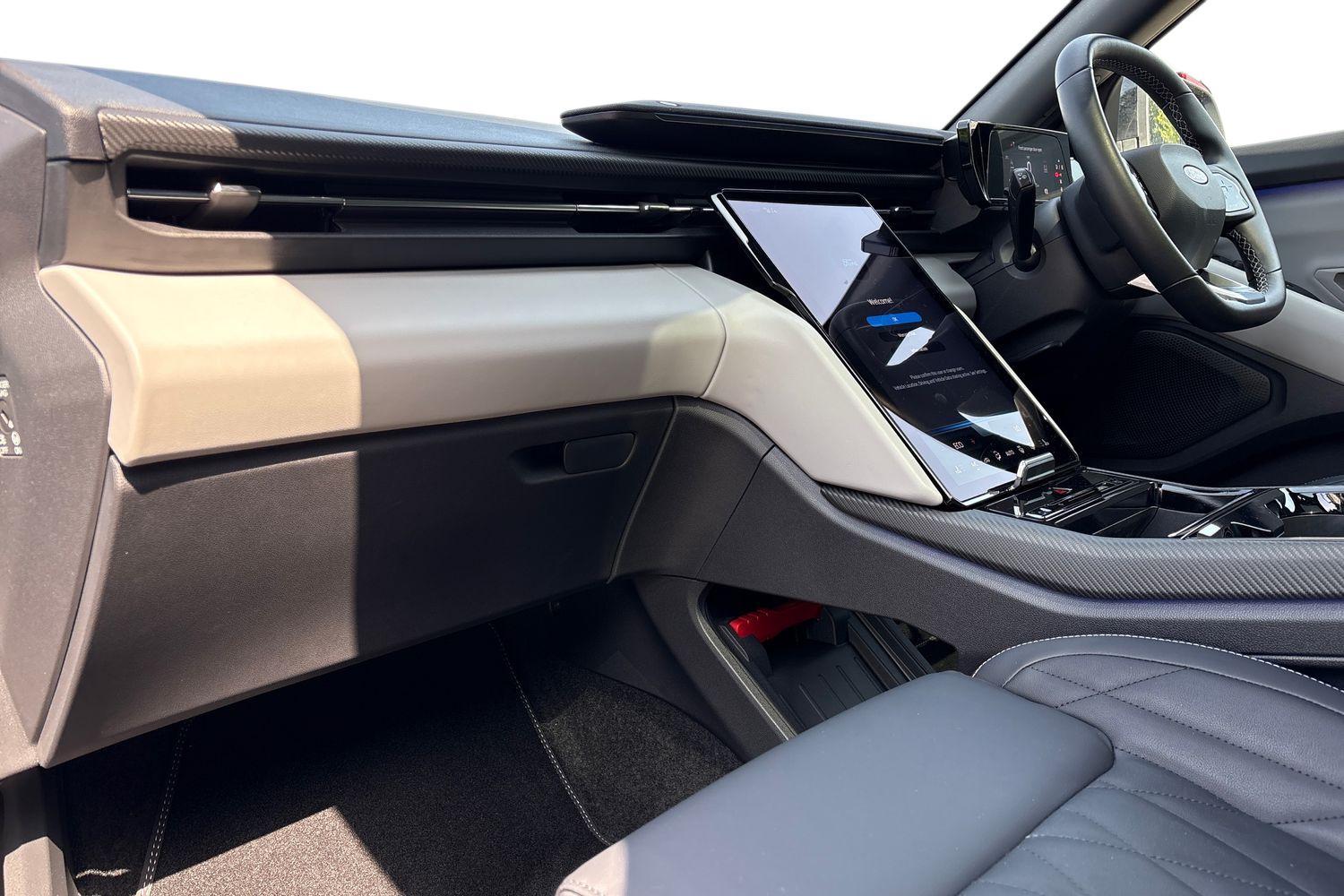 Ford Explorer Photo 2