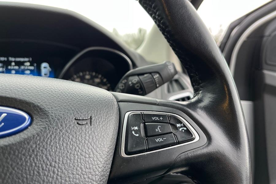 Ford FOCUS Photo autoimg-e6a2aae570e786335612c58853a10f7af44d1594.jpg