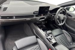 Audi RS4 Photo 2