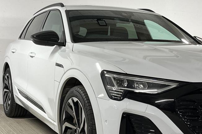 AUDI Q8 E-Tron Photo 38