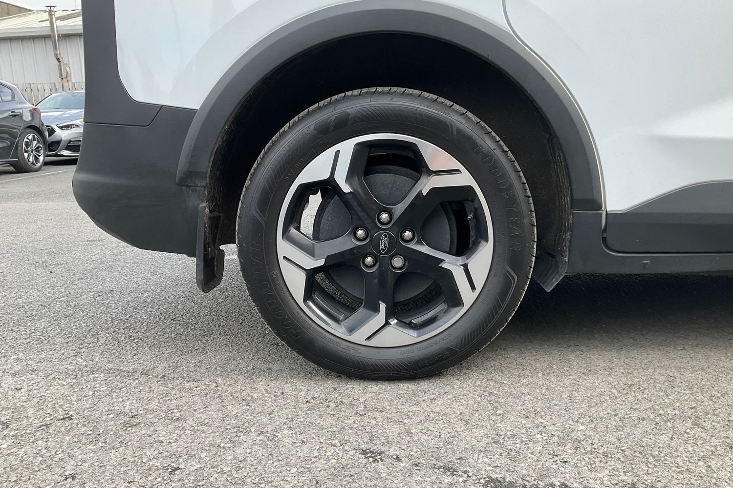Ford E-Tourneo Courier Photo 7