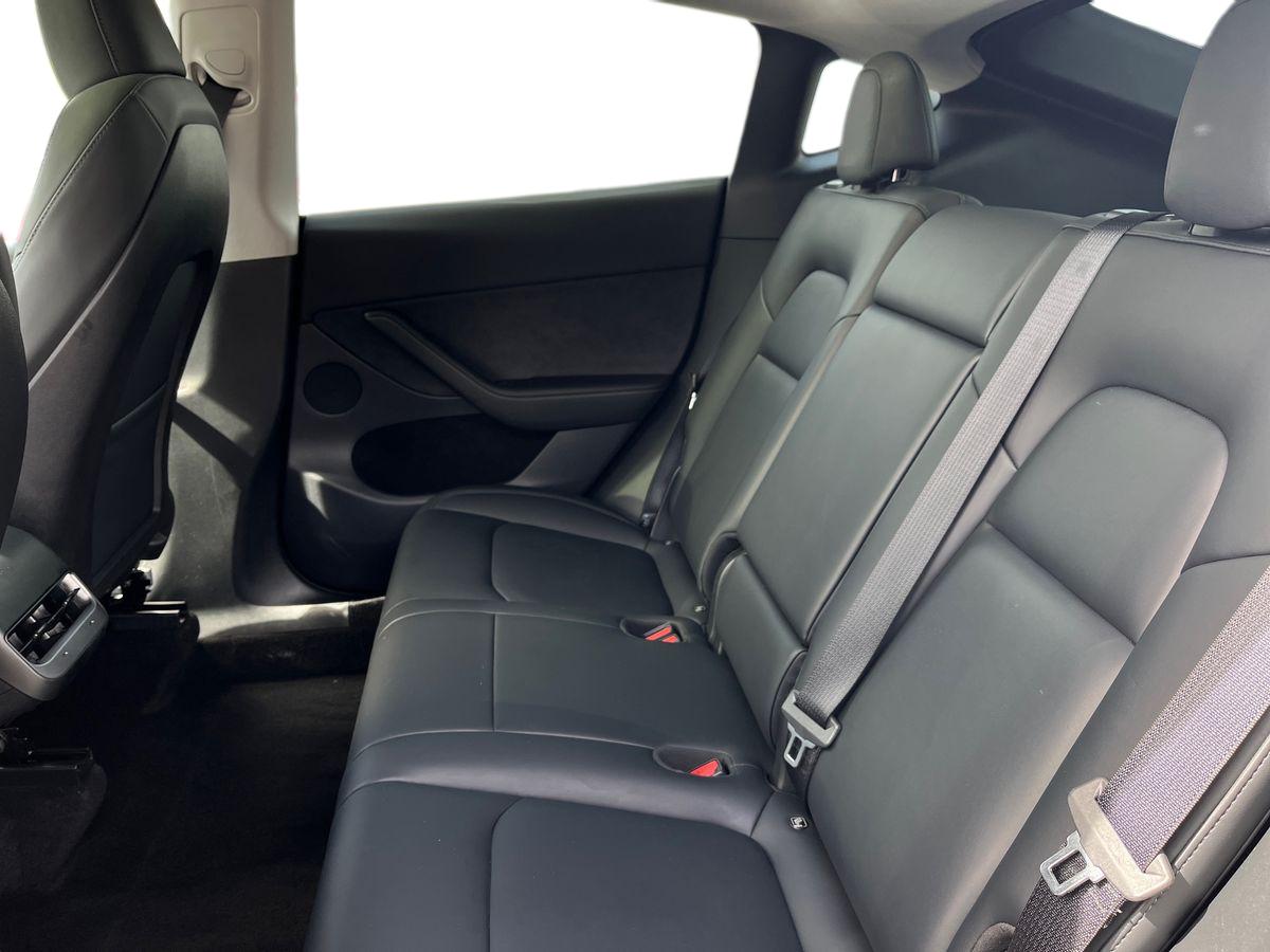 TESLA Model Y Photo 3