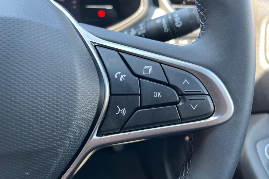 Renault CLIO Photo autoimg-e6e816acdc22805524b261c894de92f162a5c4b8.jpg