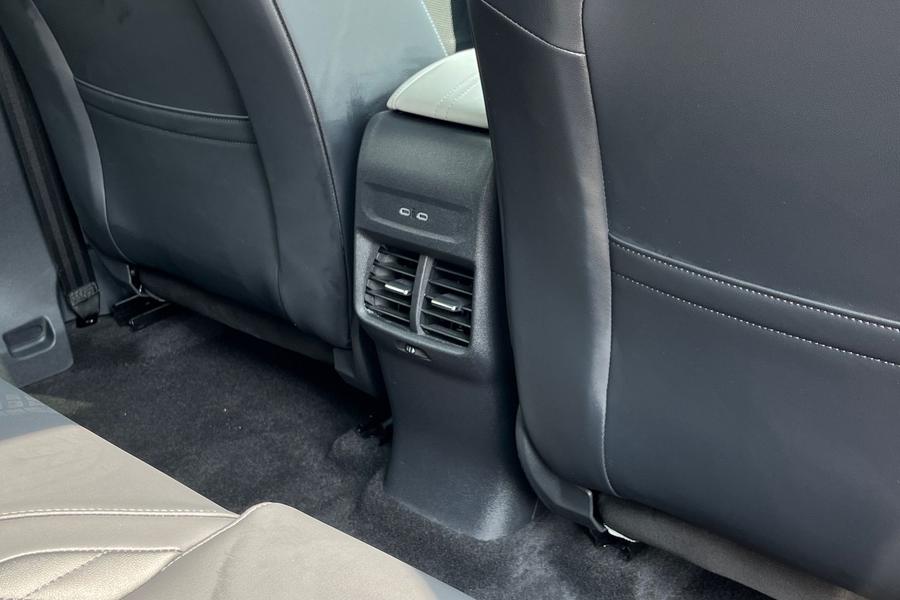 Ford EXPLORER Photo autoimg-e6f9238bf6a9080fea17a6143d9556da5eaf3dd5.jpg