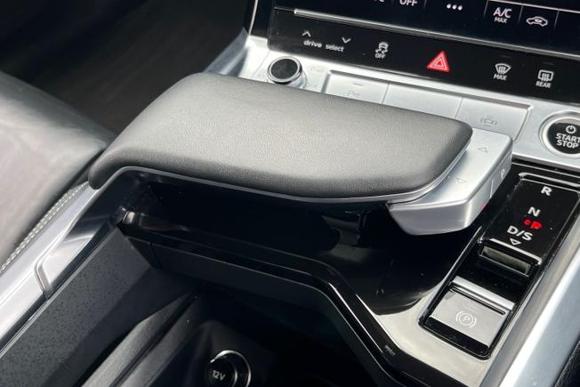 AUDI Q8 E-Tron Photo 30