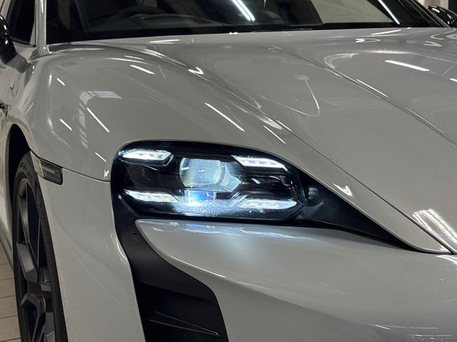 PORSCHE Taycan Photo 21