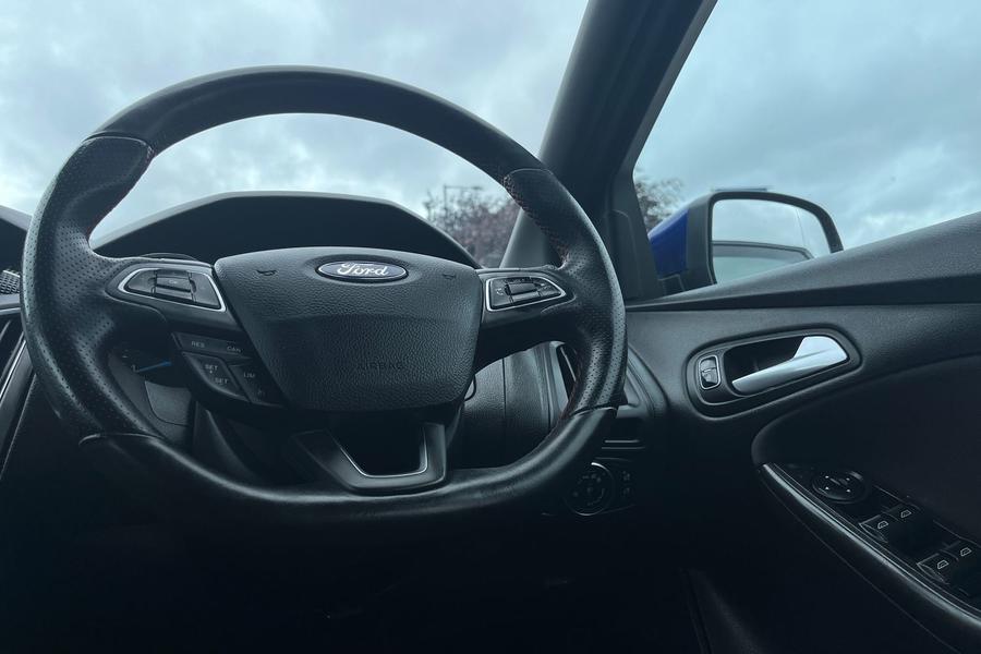 Ford Focus Photo autoimg-e75090e2fbcb5f0c2bad23dd51a6d899fe59e7d9.jpg
