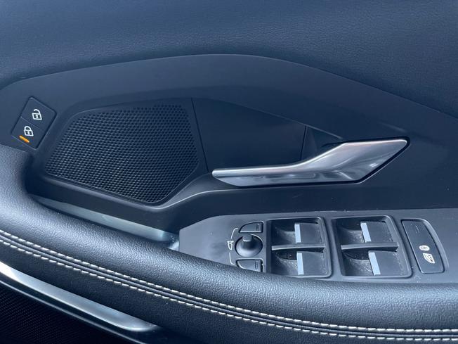 Jaguar E-PACE Photo 38