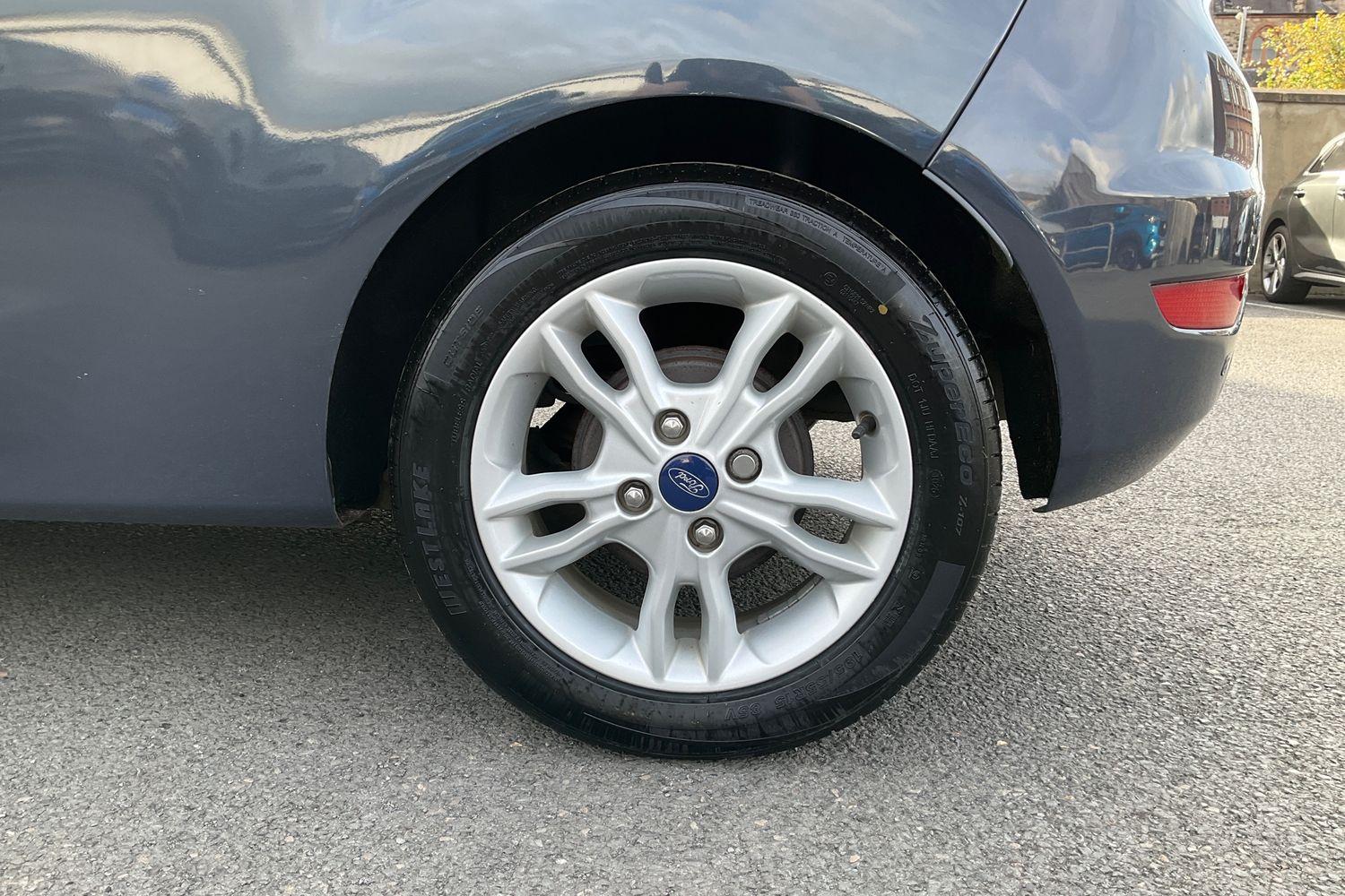 Ford FIESTA Photo 30