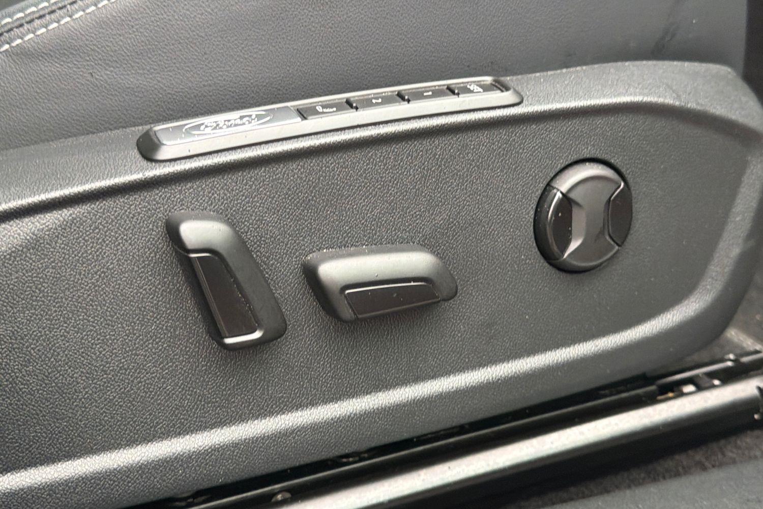 Ford EXPLORER Photo 25