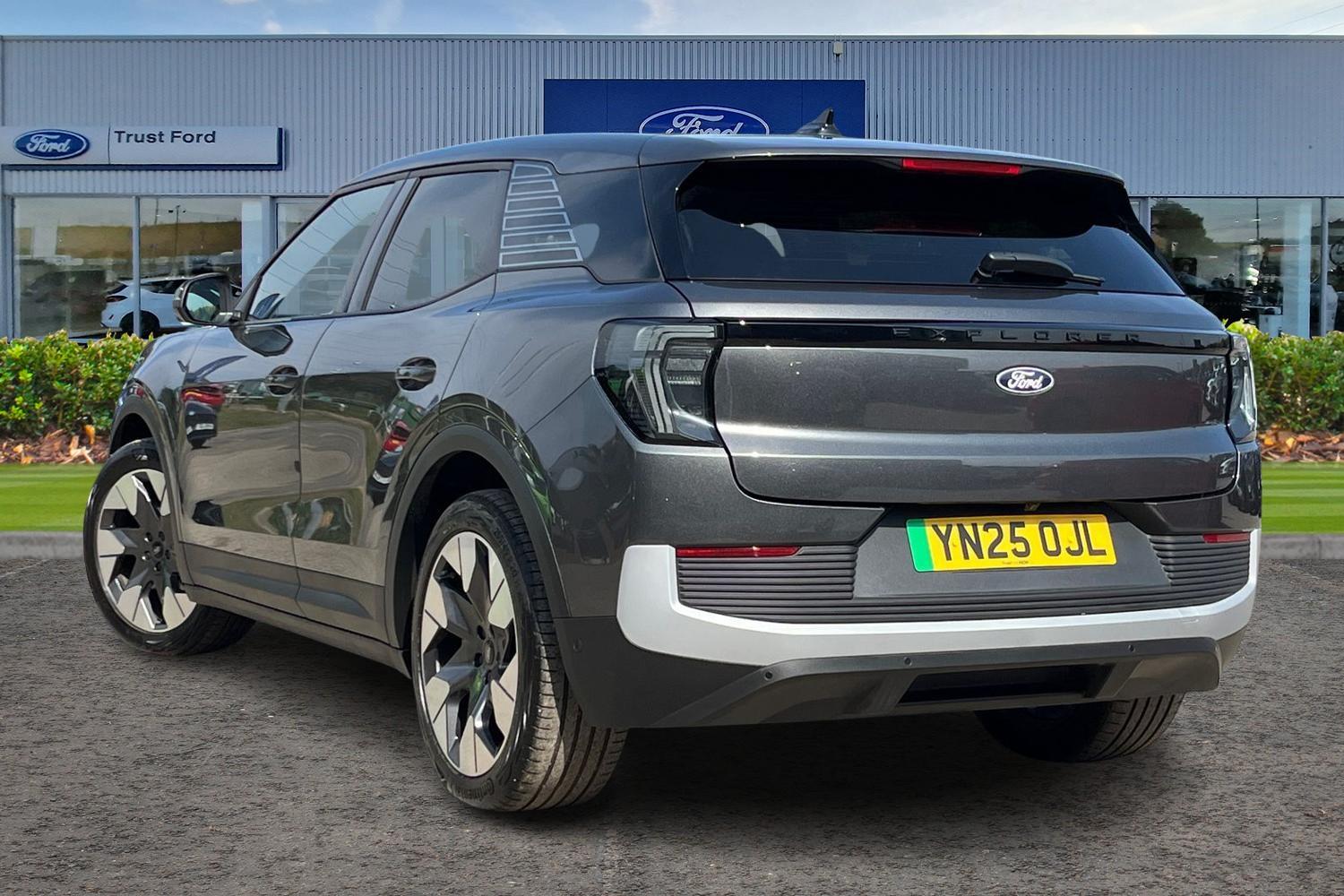 Ford EXPLORER Photo 1