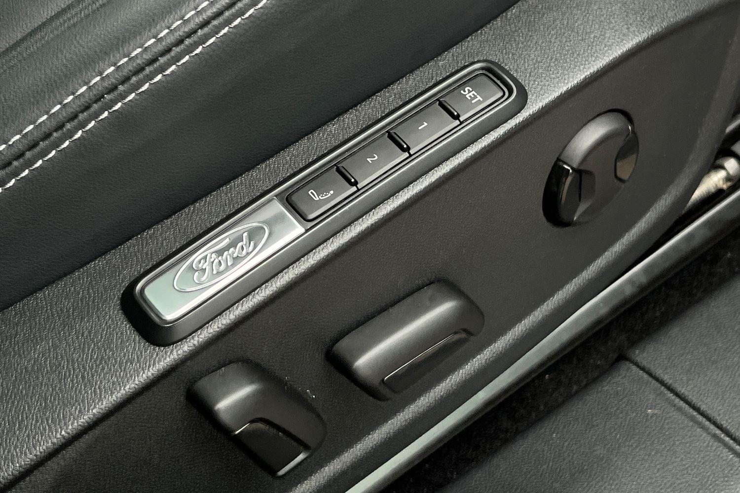 Ford EXPLORER Photo 23