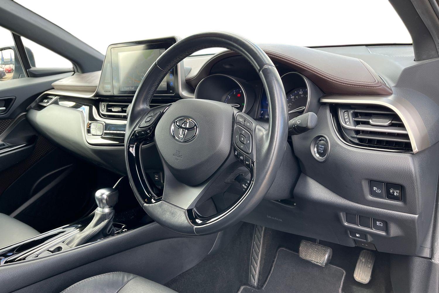 Toyota C-HR Photo 8