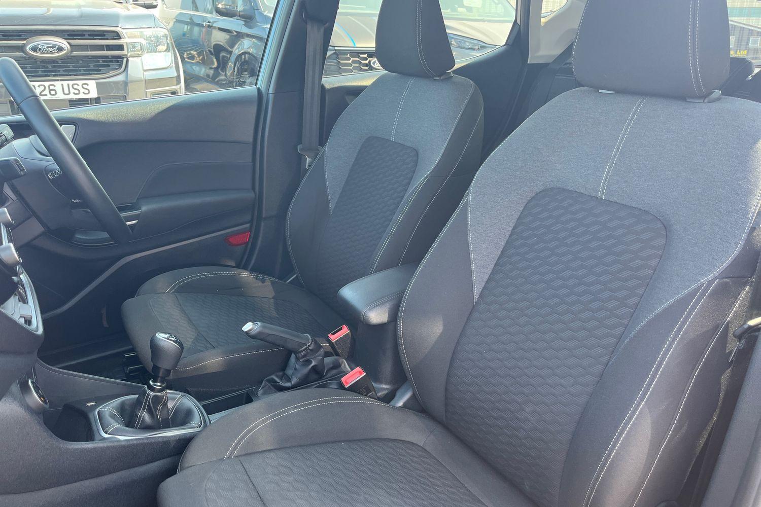 Ford FIESTA Photo 18