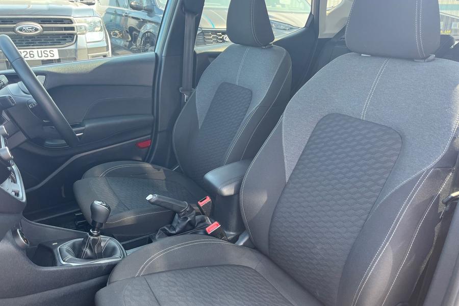 Ford FIESTA Photo autoimg-e81ba8b1cbf1a9666f62bfe58efff34dfd00be28.jpg